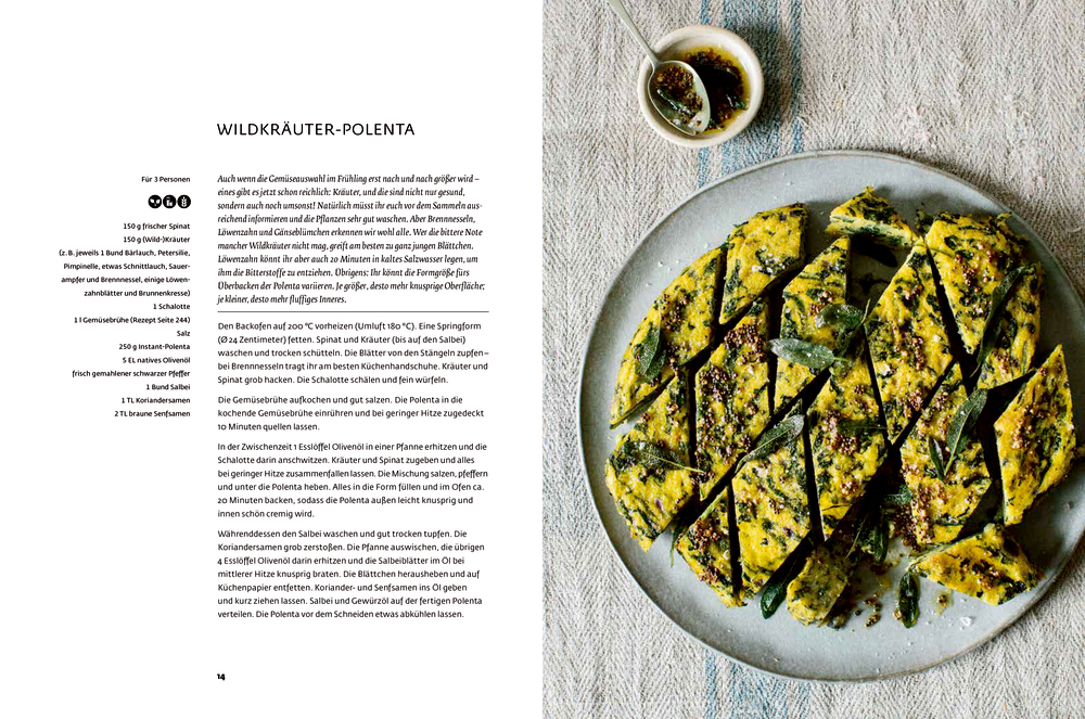 Kräuterpolenta in Scheiben mit Kräutern garniert, dazu eine Schale Sauce auf strukturiertem Tischtuch.