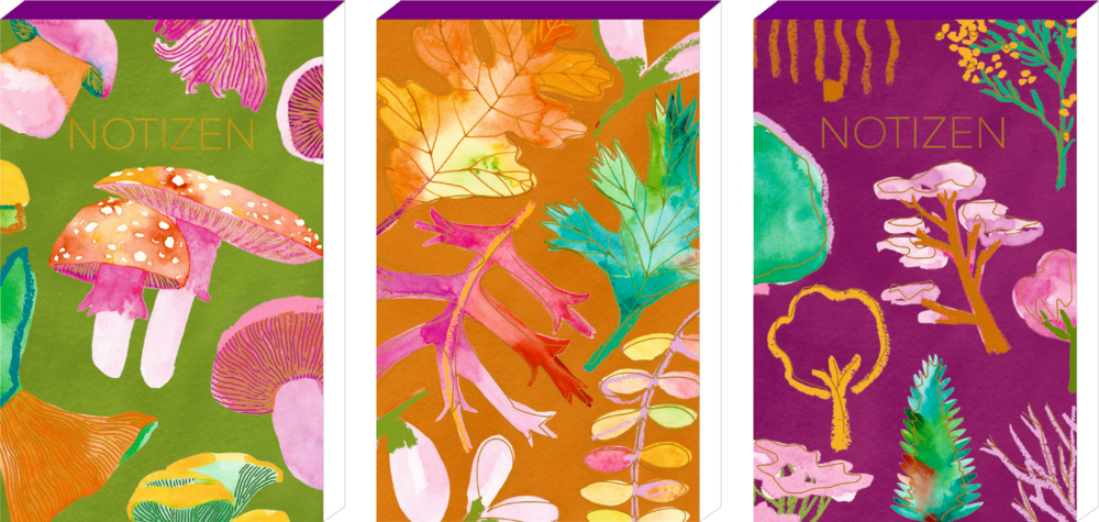 Drei bunte Notizbücher mit botanischen und Pilz-Illustrationen sowie dem Schriftzug „Notizen“ auf dem Cover.