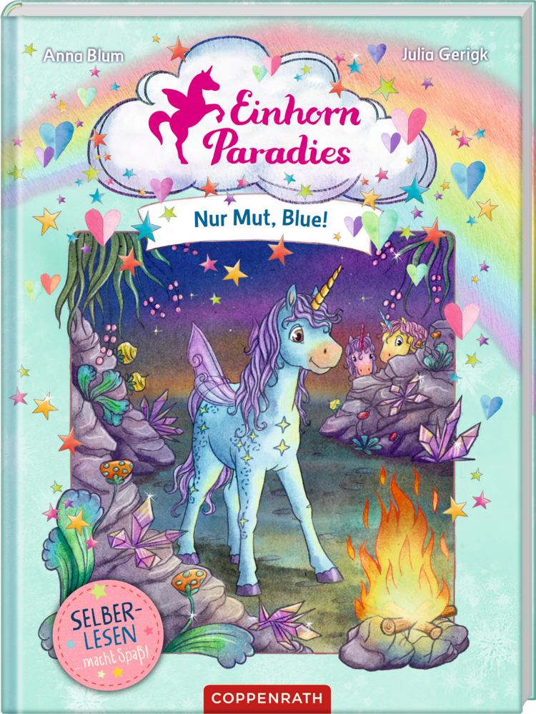 Unter dem Titel „Einhorn Paradies“ steht ein blaues Einhorn an einem Lagerfeuer in einem Zauberwald.