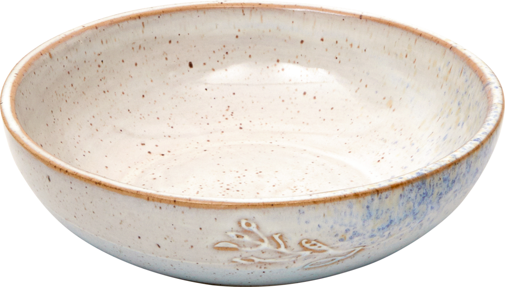 Creme-weiße, flache Keramikschale mit dezenter Blumengravier an der Seite und hellblauem Farbverlauf am Boden.