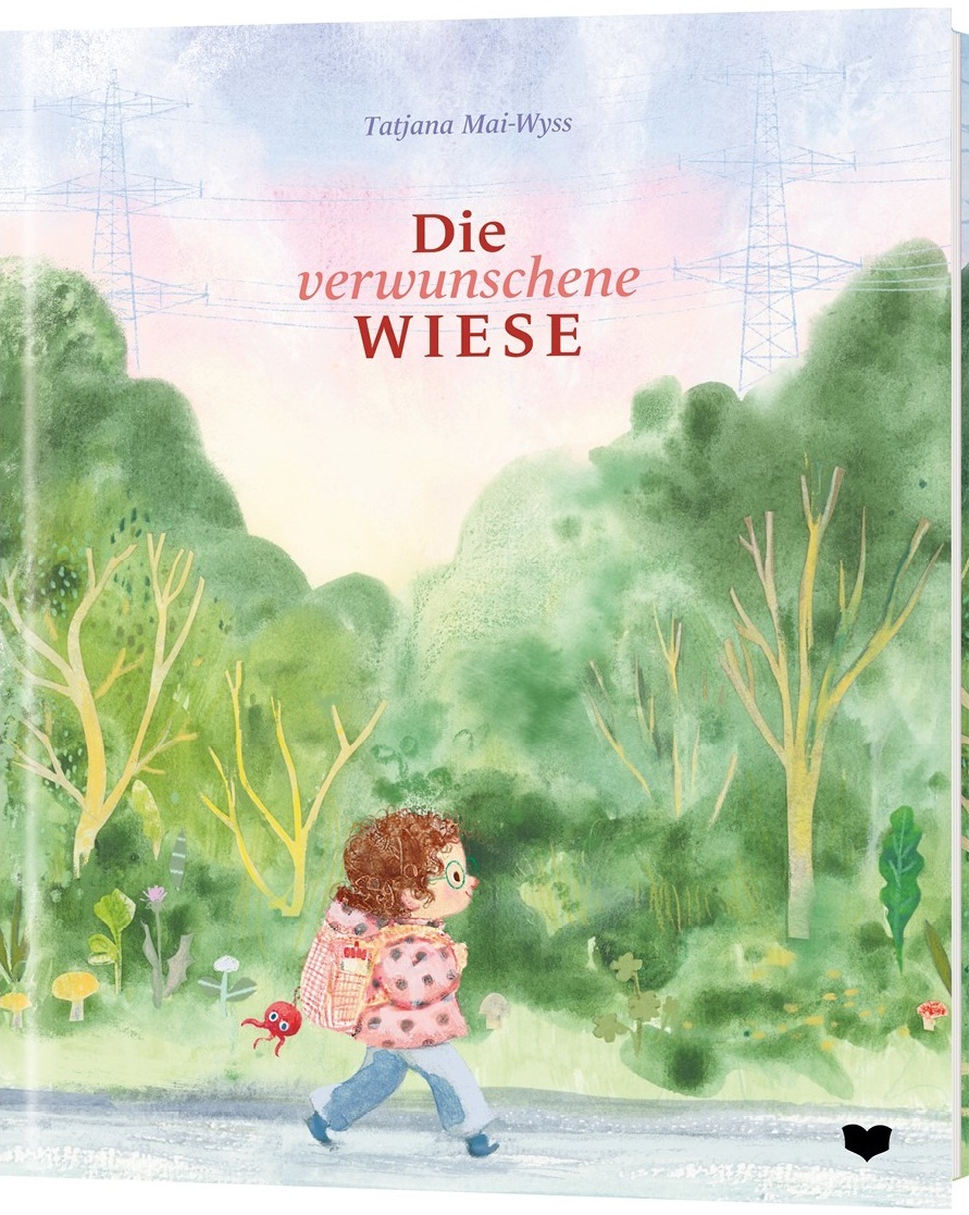 Ein Kind mit Rucksack geht auf einem Weg entlang einer grünen Wiese mit Bäumen.  Stromleitungen im Hintergrund.