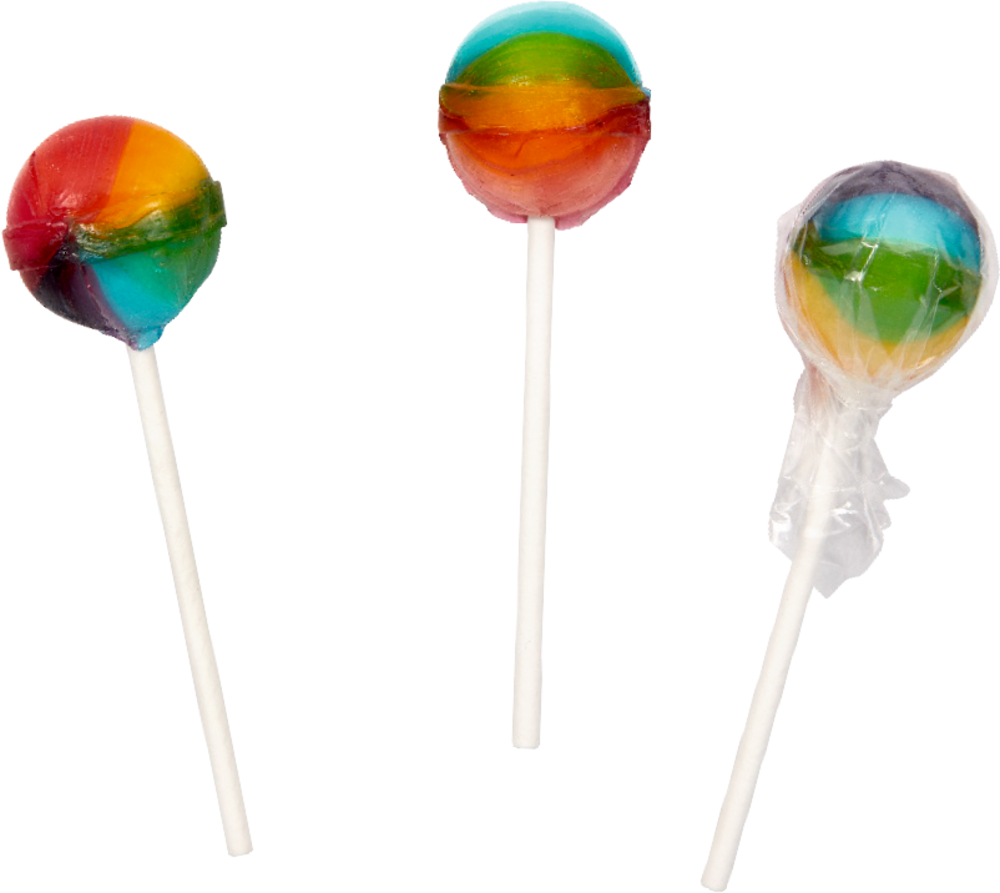 Drei Regenbogenlutscher am Stiel: einer in durchsichtige Plastikfolie eingewickelt, zwei unverpackt.