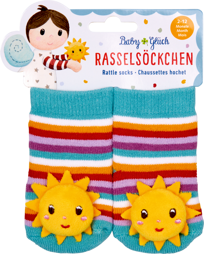 Bunt gestreifte Babysocken mit Plüschsonnen auf den Zehen an einer niedlich gestalteten Trägerkarte.