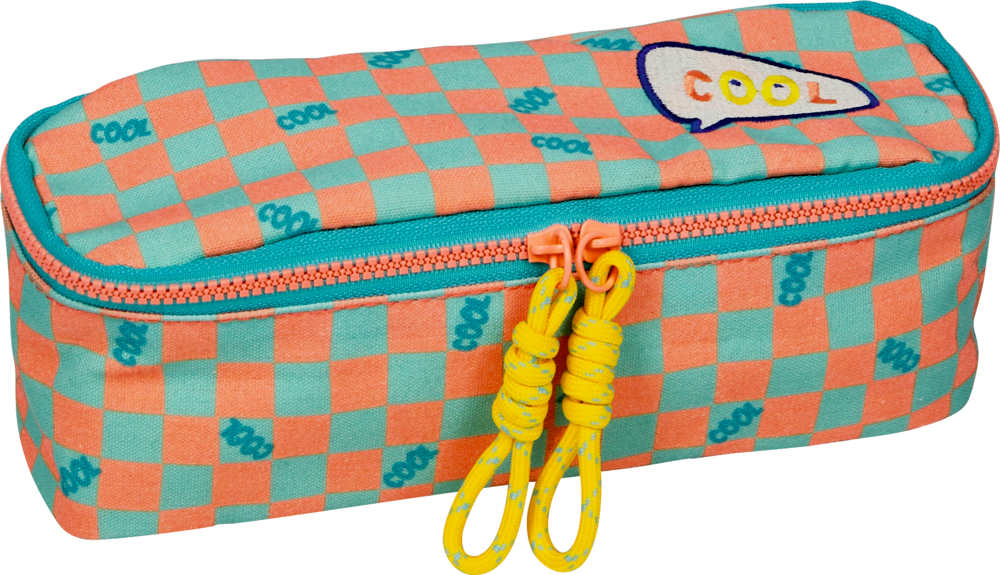 Rechteckiges, kariertes Federmäppchen mit orangefarbenen und türkisfarbenen Quadraten, gelben Reißverschlüssen und COOL Patch.