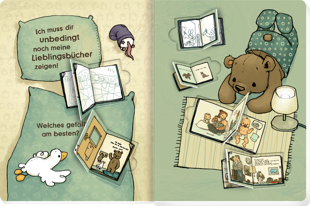 Ein Teddybär liest Bücher auf einem Teppich mit einer Lampe. Ente und Maus sitzen auf einer Decke mit weiteren Büchern.