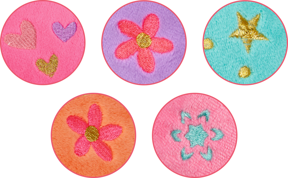 Fünf bunte Stoffkreise mit gestickten Motiven aus Herzen, Blumen, Stern und Punkten in verschiedenen Farben.