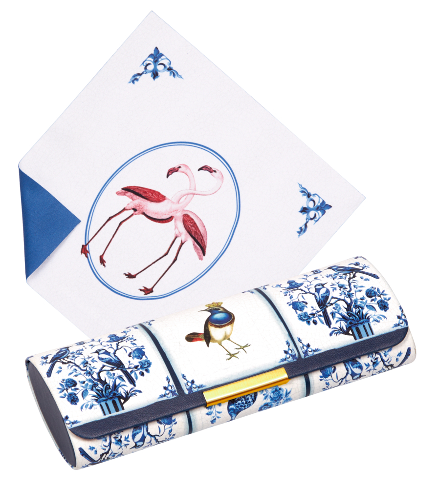 Blau-weißes Brillenetui mit Blumenmuster und Vogel neben einem Brillenputztuch mit zwei rosa Flamingos in einem Kreis.