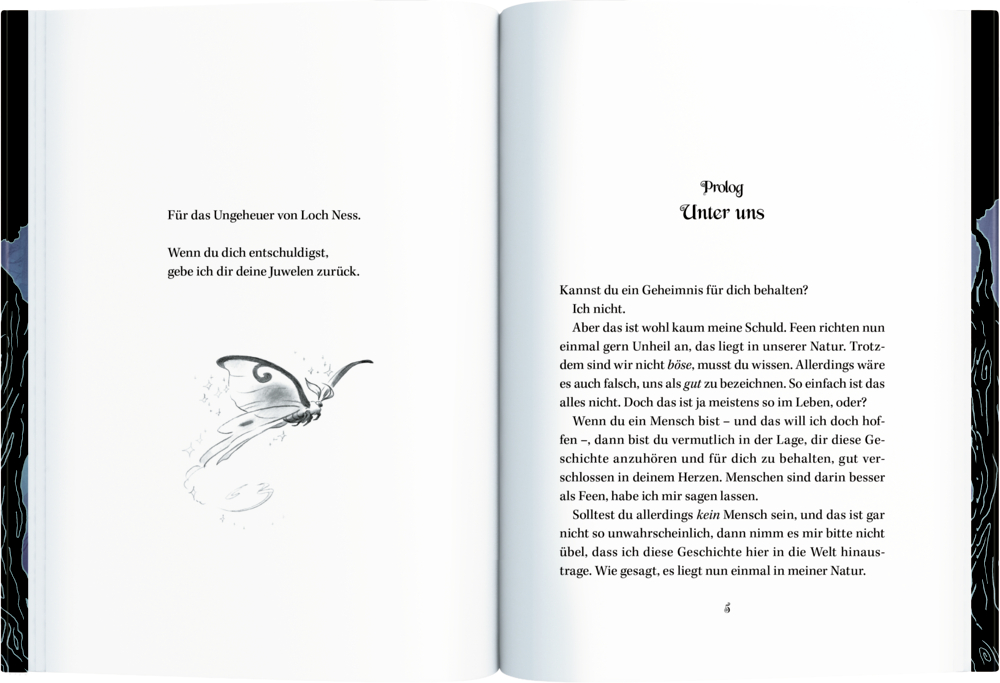 Aufgeschlagenes Buch mit einer Illustration einer fliegenden Fee links und gedrucktem Text auf beiden Seiten.