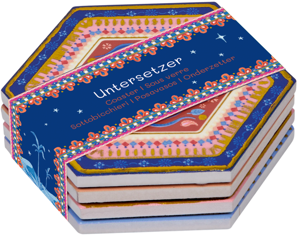Sechseckiges Set aus vier bunten Untersetzern mit blau-rosa-gelbem Randmuster und blauer Papierbanderole mit Text.