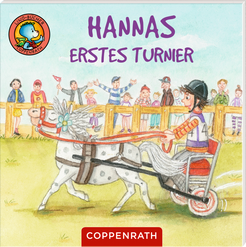 Buchcover: Mädchen fährt bei einem Turnier in einem Ponywagen mit, im Hintergrund schauen Zuschauer zu.
