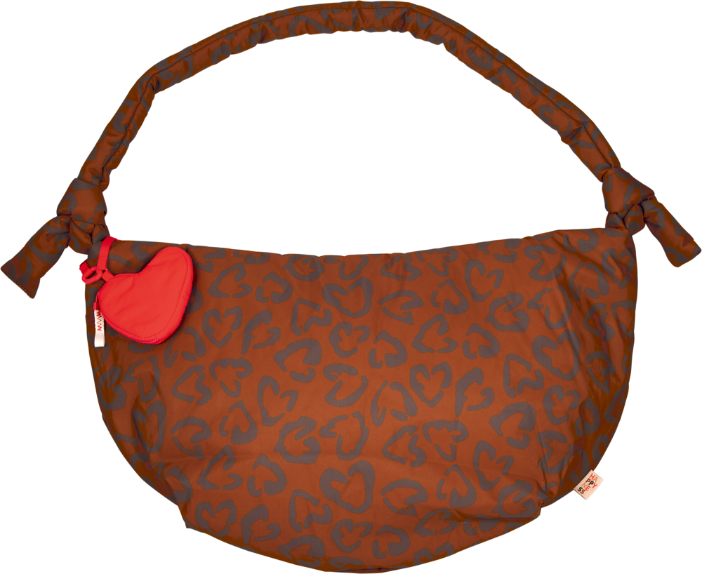 Braune Schultertasche mit dunkelbraunem Leopardenmuster, geknotetem Riemen und rotem herzförmigem Anhänger.
