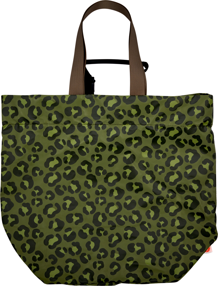 Grüne Fahrradtasche mit dunkelgrünem Leopardenmuster und braunen Tragegriffen.