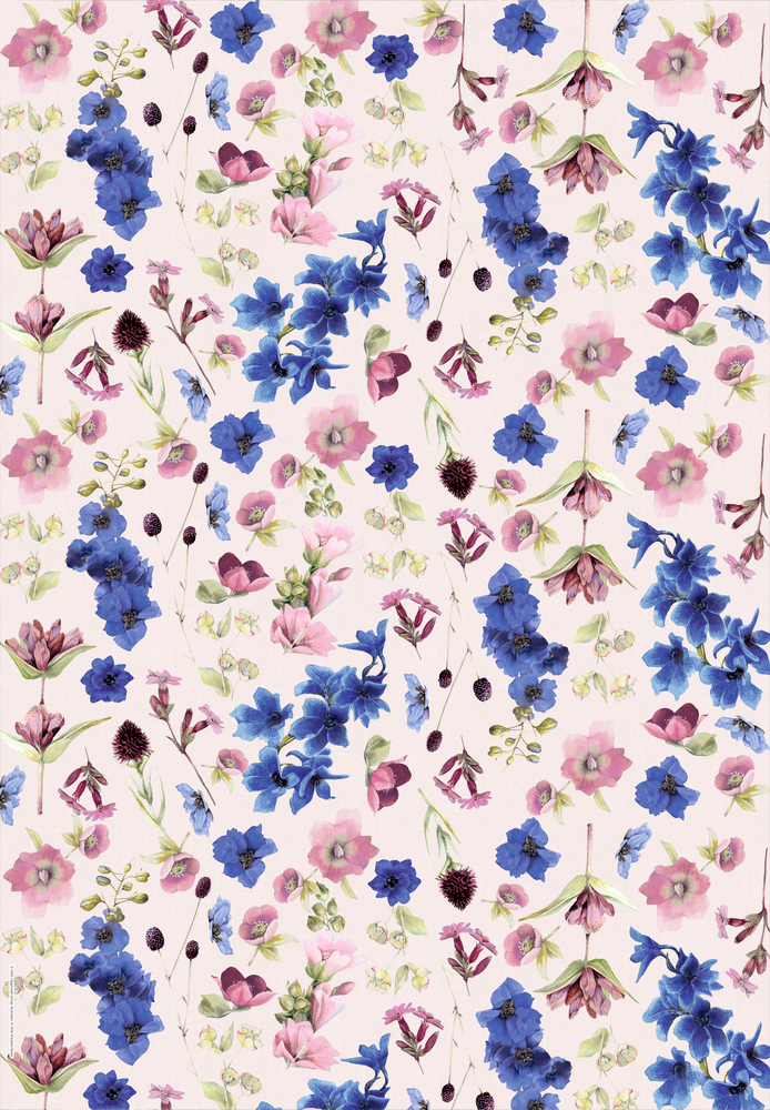 Muster mit rosa und blauen Blüten sowie grünen Blättern auf hellem Hintergrund.