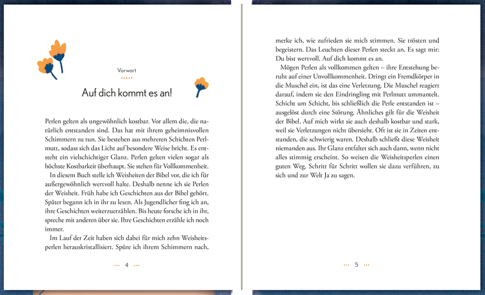 Zwei offene Buchseiten mit Text und oben links kleinen blauen und orangefarbenen Blumenillustrationen.