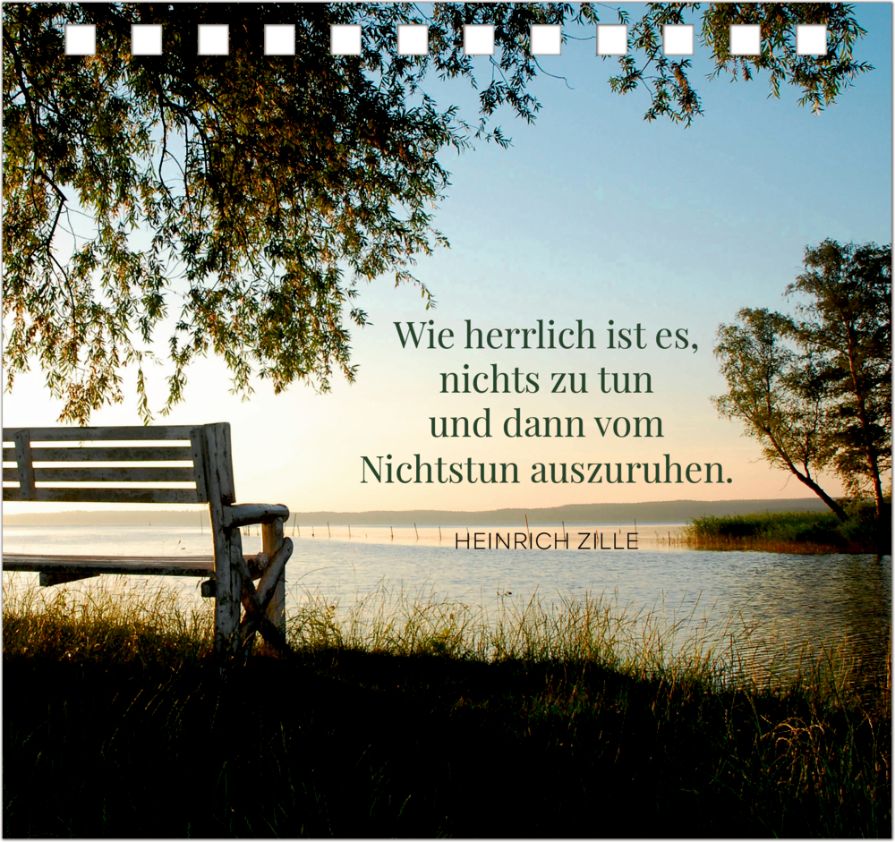 Holzbank am Ufer eines Sees bei Sonnenuntergang, im Hintergrund Bäume und Wasser. Textzitat von Heinrich Zille im Bild.