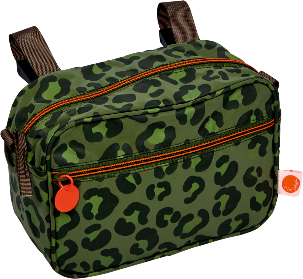 Grüne Tasche mit dunkelgrünem Leomuster, orangefarbenen Reißverschlüssen und braunen Lenker-Befestigungsriemen.