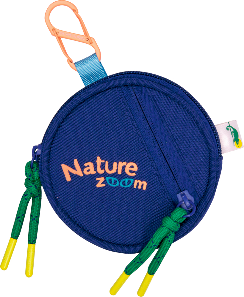 Runde blaue Stoffgeldbörse mit der Aufschrift "Nature Zoom", Reißverschluss, grünen Zugbändern und orangefarbenem Karabinerclip.