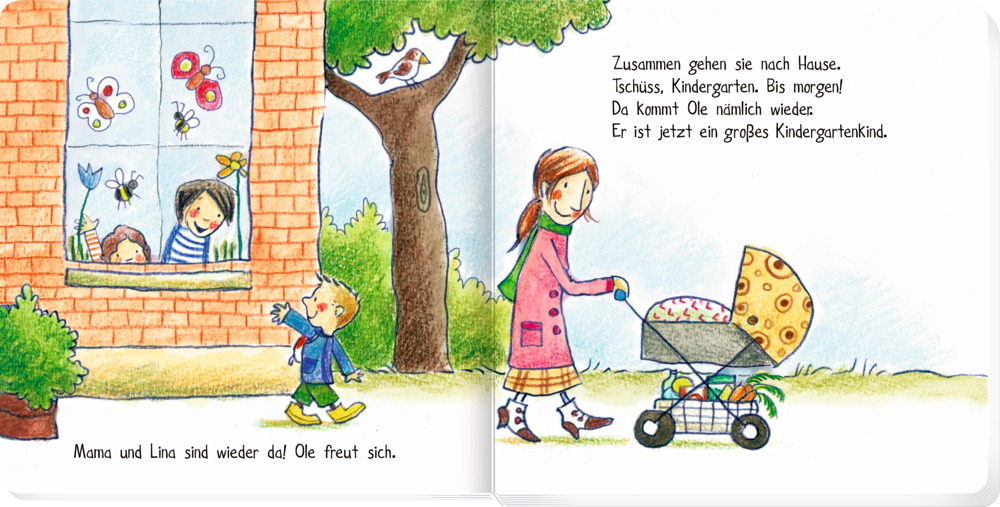 Offenes Buch in dem Kind lächelt und aus einem Fenster winkt, während eine Frau einen Kinderwagen unter einem Baum nach draußen schiebt, mit Text.