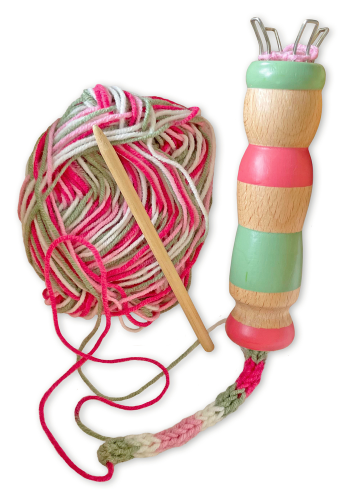 Strickpuppe aus Holz, HÃ¤kelnadel und rosa, grÃ¼n, weiÃŸes WollknÃ¤uel mit Strickkordel.