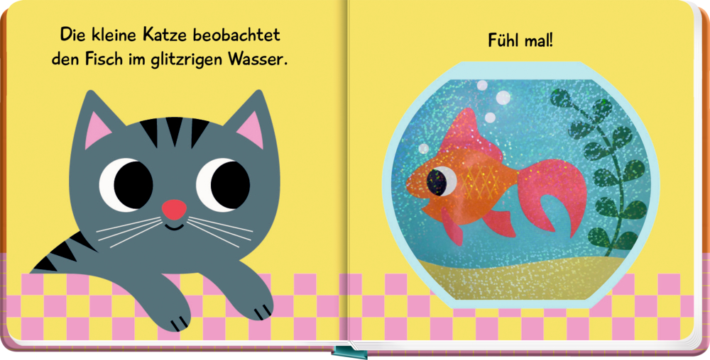 Illustration einer grauen Katze mit rosa Nase, die einen orangefarbenen Fisch in einem runden Glasgefäß mit Pflanzen ansieht.