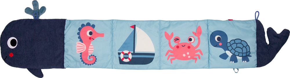 Langes, gepolstertes Stoffbuch in Walform mit aufgedrucktem Seepferdchen, Segelboot, Krabbe und Schildkröte auf hellblauem Hintergrund.