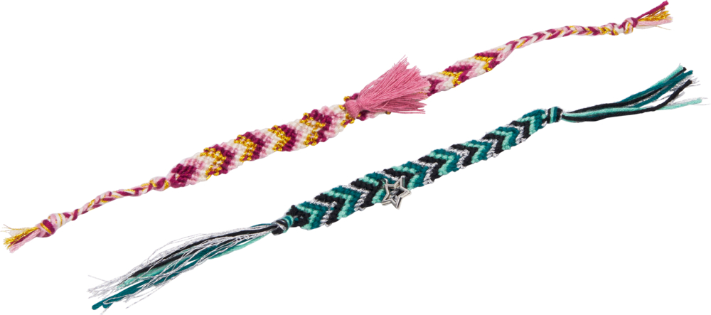 Zwei Freundschaftsarmbänder, eines in Pink-Gold, das andere in Grün-Schwarz mit silbernem Sternanhänger.