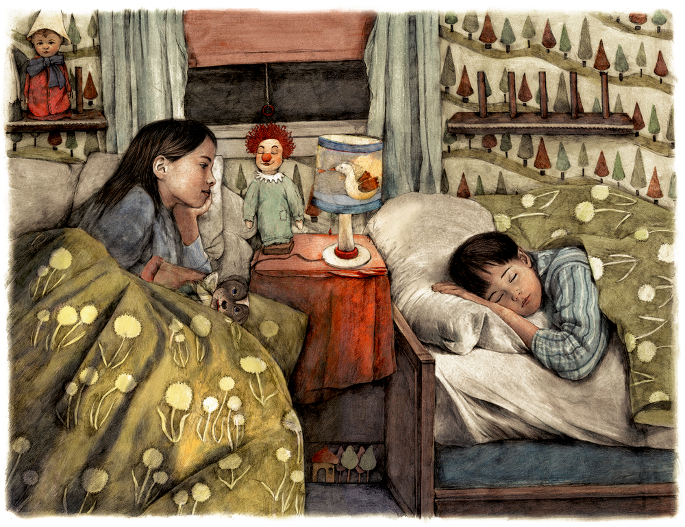 Ein Mädchen liegt wach im Bett und beobachtet einen schlafenden Jungen im gemütlichen Kinderzimmer.