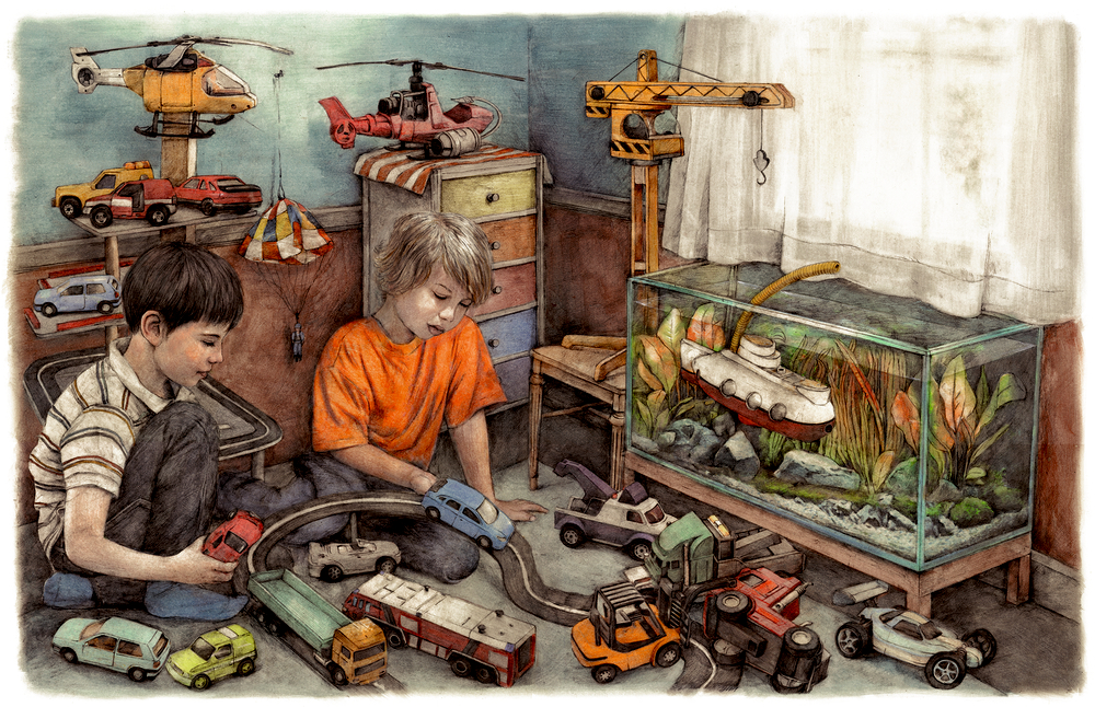 Zwei Kinder spielen mit Spielzeugautos und -lastwagen in der Nähe eines Aquariums, in dem sich ein Spielzeug-U-Boot befindet.