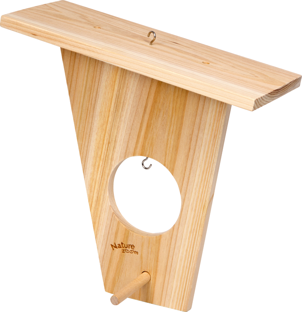 Holzbauteil mit rundem Ausschnitt, Dachplatte, zwei Metallhaken und Holzstift an der Vorderseite.