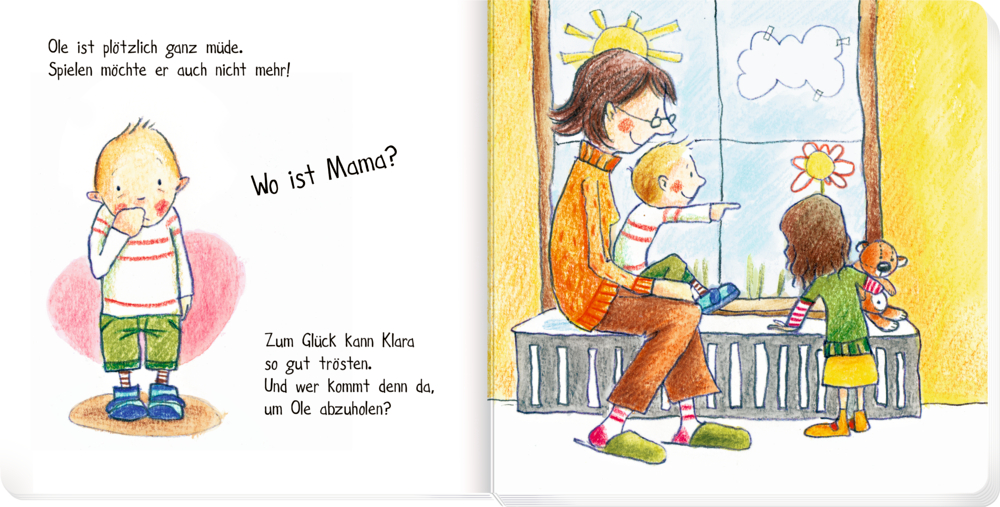 Offenes Buch mit Text auf der einen Seite steht ein trauriger Junge allein, auf der eanderen Seite wird der Junge von einer Frau, an einem mit sonnigen Motiven dekorierten Fenster, getröstet.