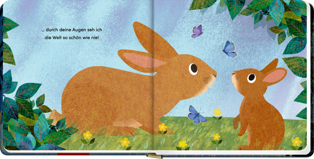 Zwei braune Hasen sitzen auf einer Wiese mit gelben Blumen und blicken auf blaue Schmetterlinge zwischen grünen Blättern.