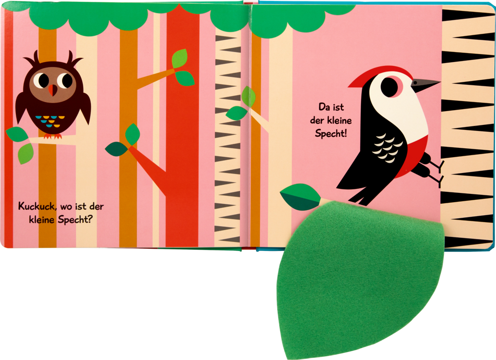 Buntes Kinderbuch mit einer Eule und einem Specht im Wald,  Text auf beiden Seiten.