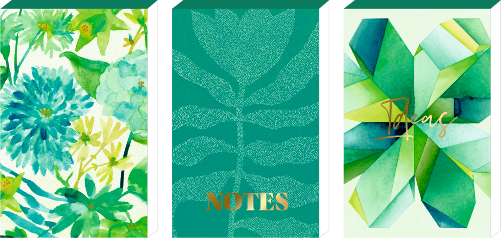 Drei grün-blaue Notizblöcke mit Blumen- und Geometriemuster, eins mit Aufschrift "NOTES", eins mit Aufschrift "Ideas".