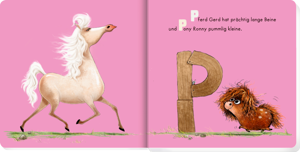 Ein weißes Pferd trabt. Daneben steht ein braunes Pony. Dahinter ein großes P auf rosa Hintergrund.