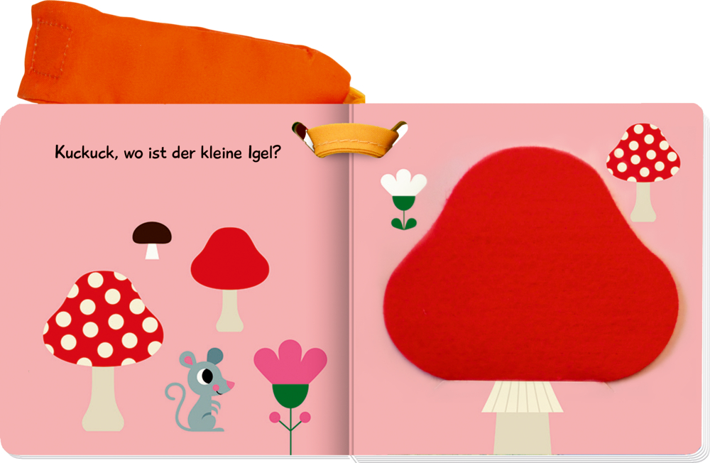 Stoffbuchseite: Pilze, eine Maus, Blumen und Text auf rosafarbenem Hintergrund.