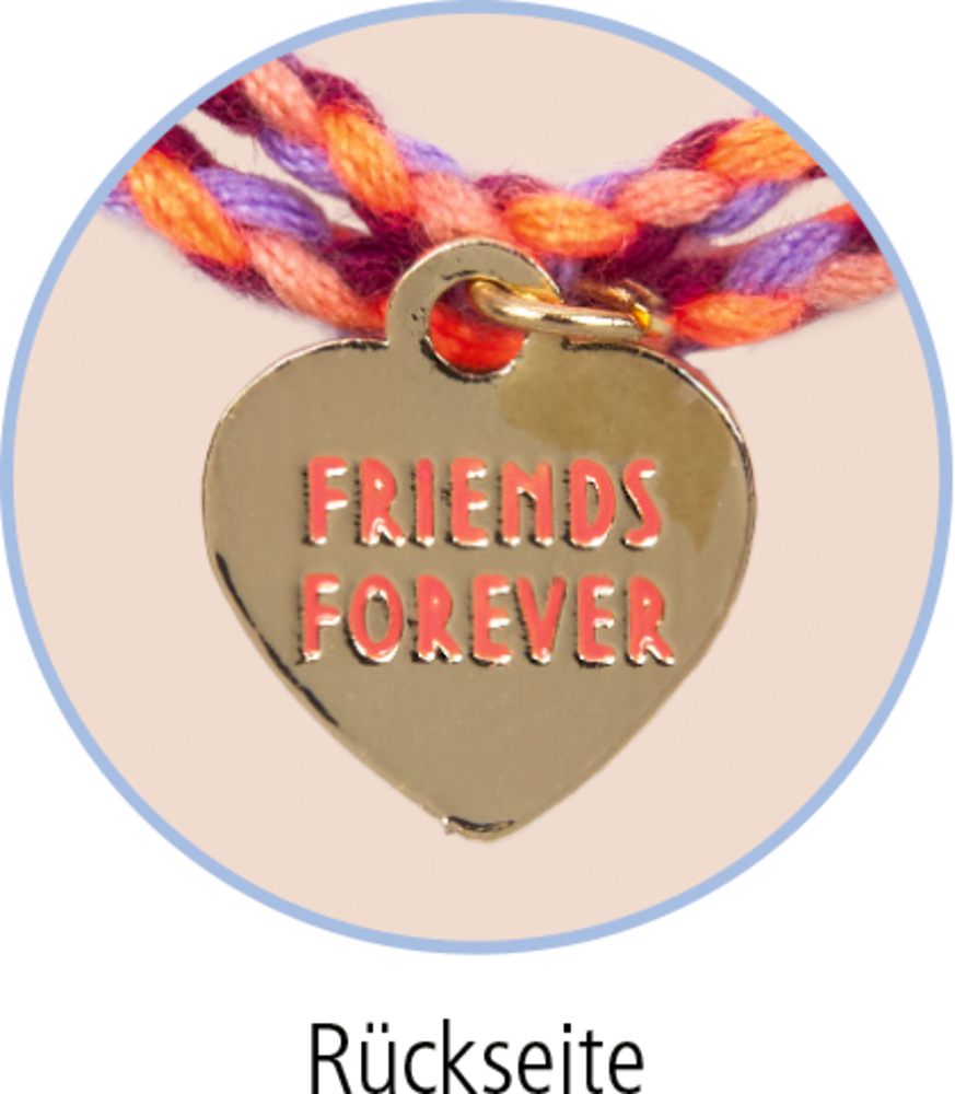 Herzförmiger Metallanhänger mit Gravur „FRIENDS FOREVER“ an geflochtenen Fäden in Lachs, Weinrot und Lila.