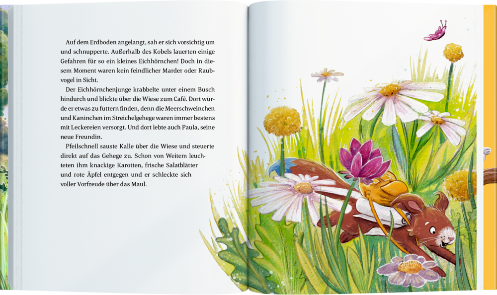 Braunes Eichhörnchen mit gelbem Rucksack läuft durch grüne Wiese mit bunten Blumen und einem fliegenden rosa Schmetterling.