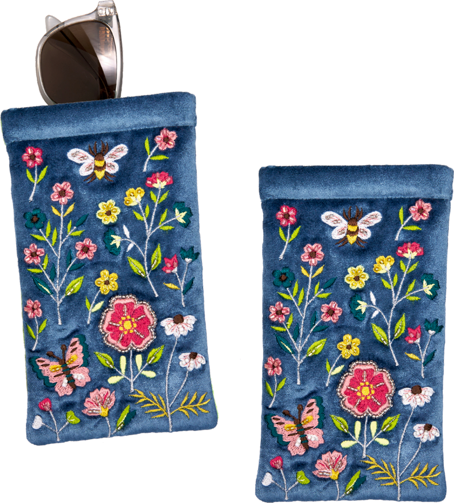 Blaues Brillenetui mit bunten Blumen, Schmetterlingen und Bienenstickerei, eines mit Sonnenbrille darin.