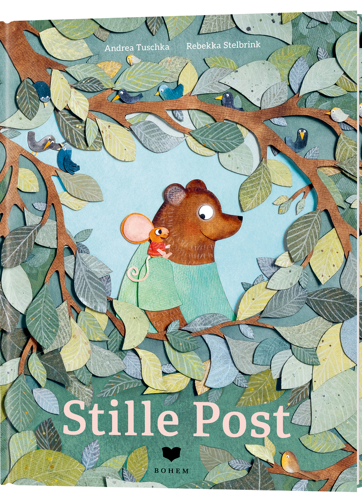 Bär und Maus in einem Laubwald mit Vögeln; unten Titel „Stille Post“.