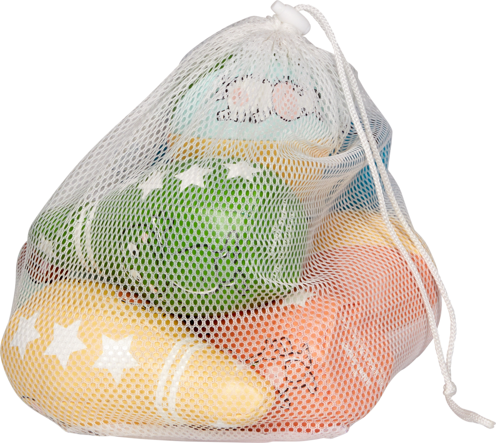 Netzbeutel mit bunten Kegeln und Bällen.