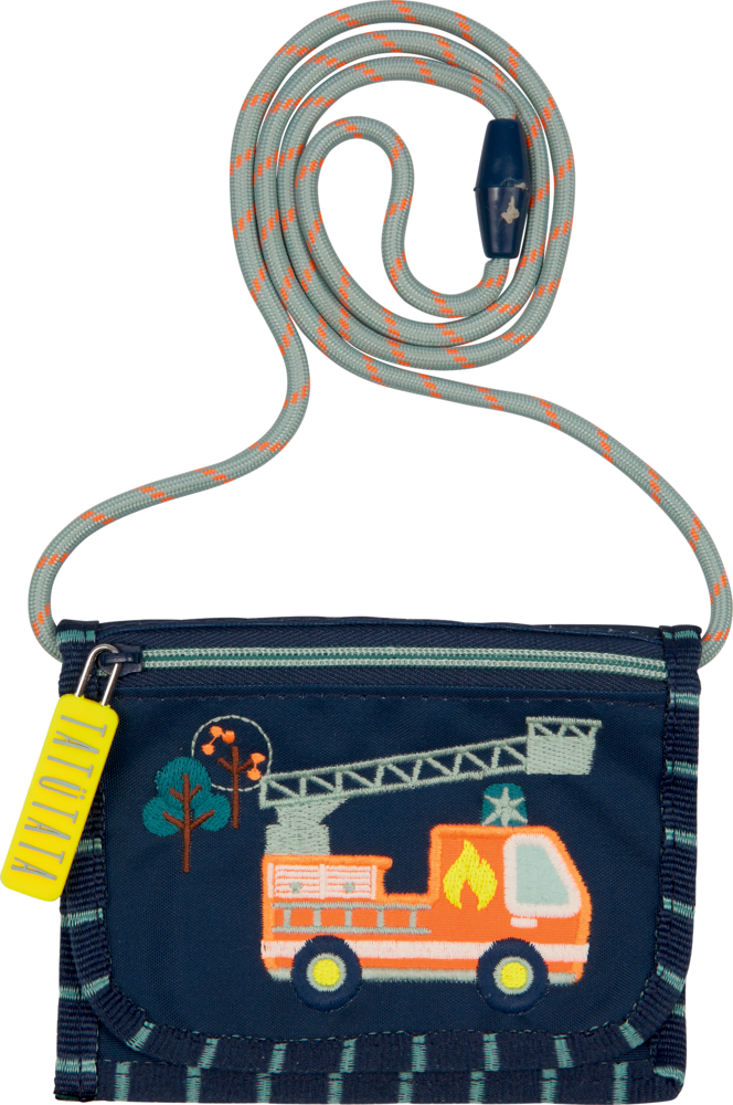 Marineblaue Kindergeldbörse mit Feuerwehrauto, gelbem Namensschild und grauer Kordel mit orangefarbenen Akzenten.