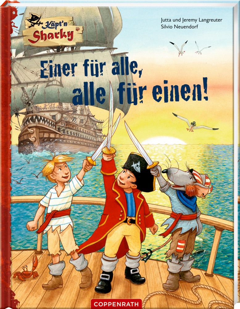 Zwei männliche Figuren in Piratenkleidung und eine Ratte stehen mit erhobenen Schwertern auf einem Schiff, dahinter ein großes Schiff und Sonnenuntergang.