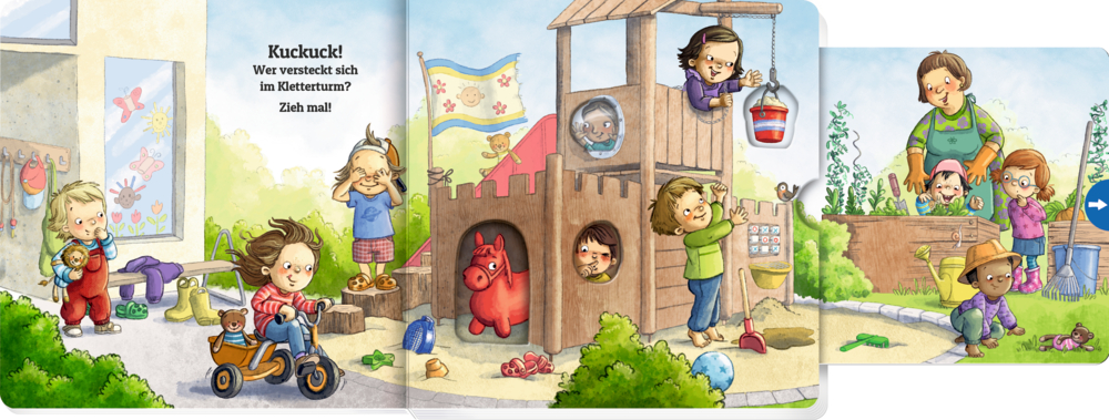 Mehrere Kinder spielen im Garten, einige im Holzkletterturm, andere mit Dreirad oder beim Gärtnern mit einer erwachsenen Person.