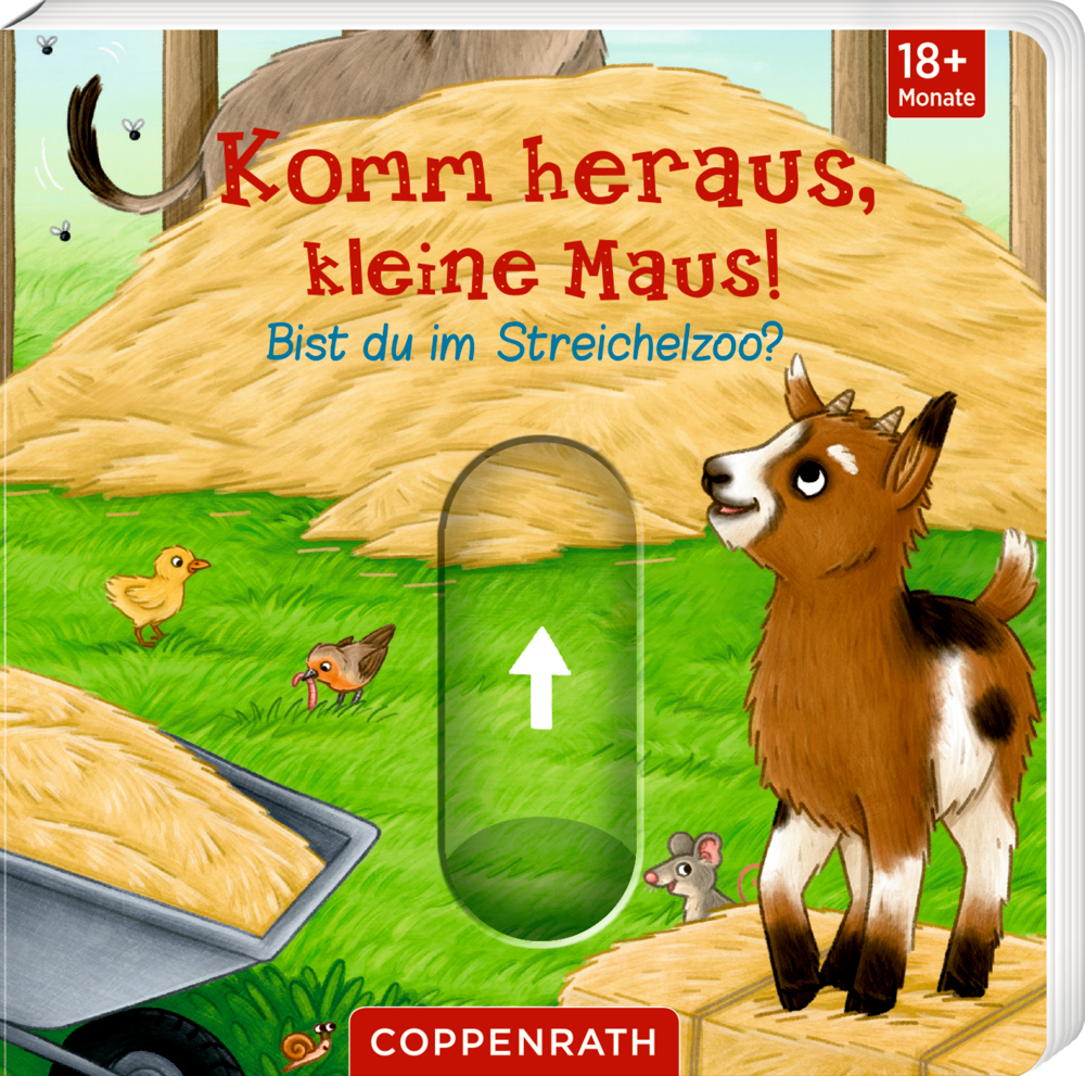 Ein Zicklein steht auf Gras bei Heu. Küken, eine Maus mit Schwanz und eine Schubkarre sind daneben.