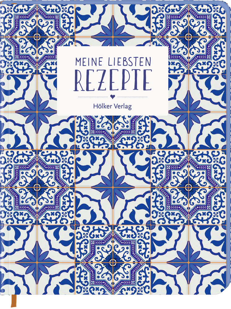 Rezeptbuch mit blau-weißem Kachelmuster-Einband und dem Titel „Meine Liebsten Rezepte“.