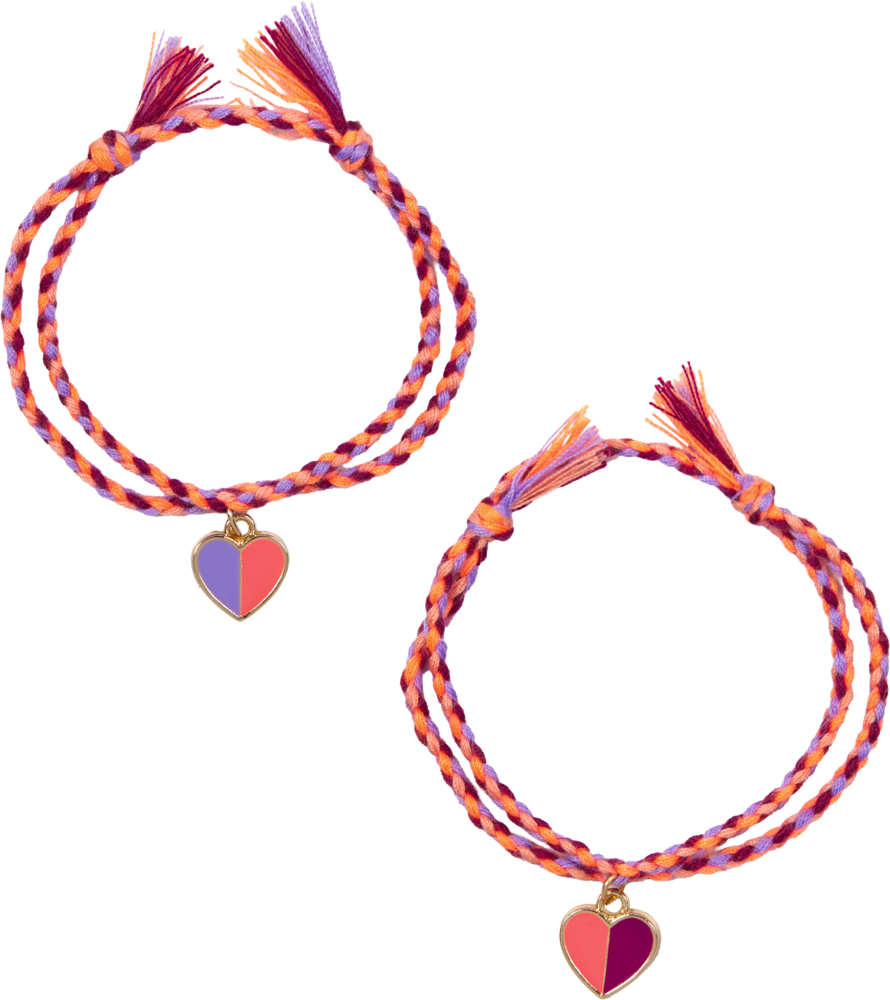 Zwei geflochtene Armbänder in Lachs, Lila und Weinrot mit herzförmigen Anhängern in geteilten Farbfeldern.