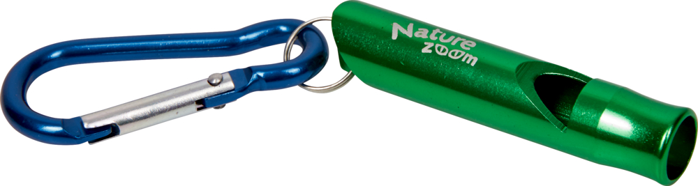 Grüne Metallpfeife mit dem Text „Nature Zoom“, befestigt an einem blauen Karabinerhaken.