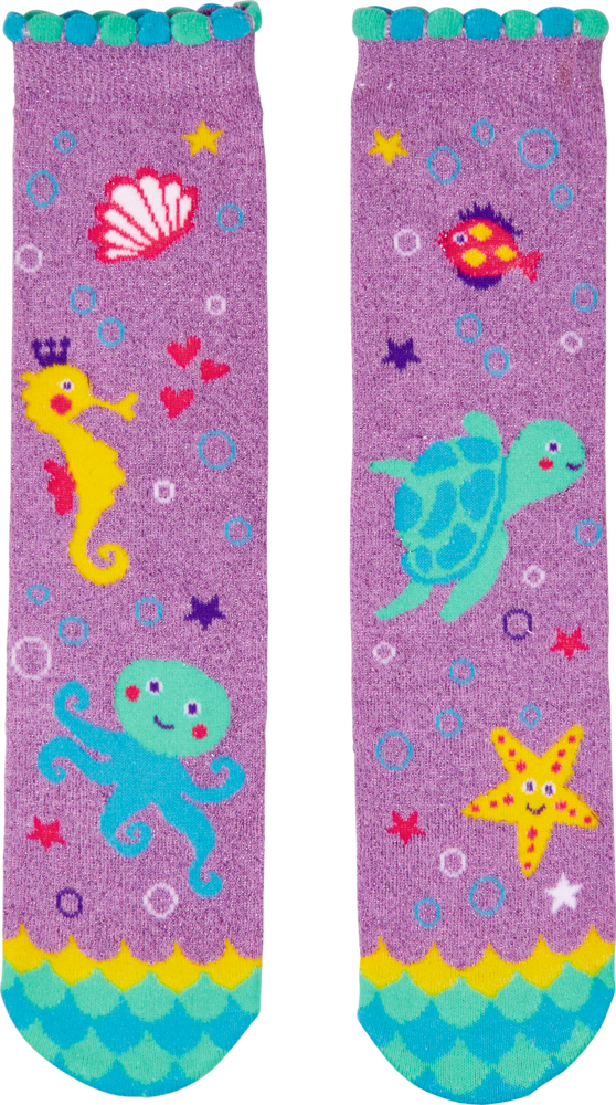 Lila Socken mit Meeresbewohnern verziert – Schildkröte, Seepferdchen, Krake, Fisch und Seestern.