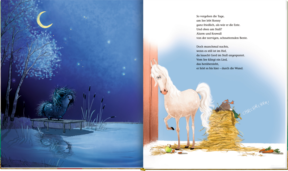 Ein Pony an einem Teich bei Mondlicht. Rechts daneben ein weißes Pferd und eine Ente mit Heu.