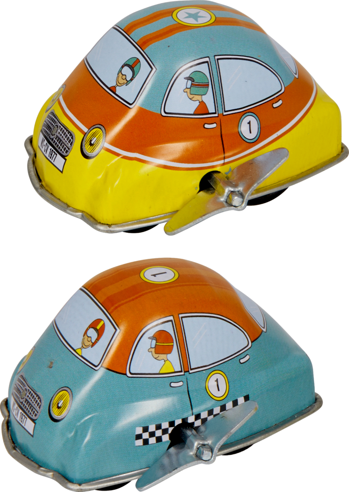 Zwei auf alt gemachte Blechspielzeugautos – orange/gelb und blau – haben jeweils eine Fahrerabbildung und die Nummer 1.